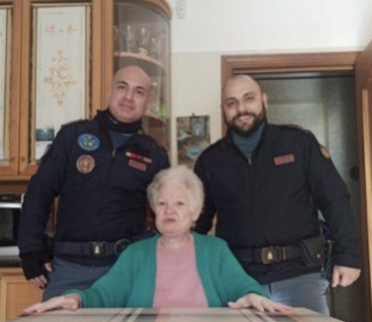 Anziana da sola a Capodanno chiama i poliziotti che le fanno compagnia: “Grazie per il vostro affetto”