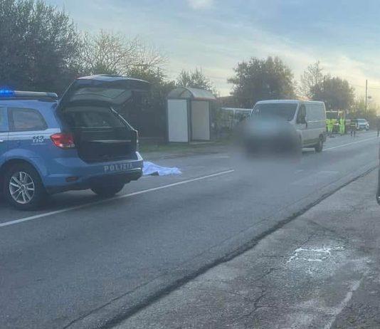 Incidente su strada statale 106 – Investita mentre attraversa strada: muore donna