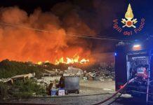 Incendio nella notte in discarica abusiva