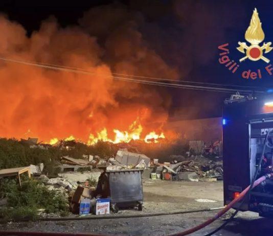 Incendio nella notte in discarica abusiva