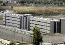 Tentano di lanciare nel carcere pallone con cellulari nascosti – arrestati due giovani