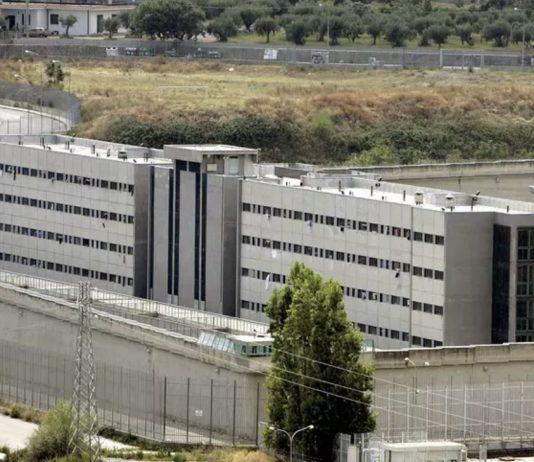 Tentano di lanciare nel carcere pallone con cellulari nascosti – arrestati due giovani