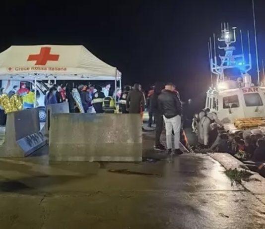 Calabria – Guardia Costiera salva 130 migranti in mare in tempesta