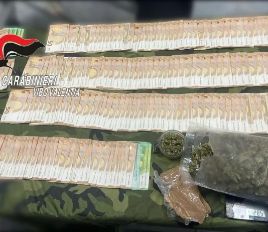 Aveva 300 gr di marijuana e 11mila euro in contanti nascosti nei mobili di casa: arrestato 40enne