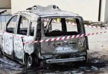 Auto polizia municipale distrutta da incendio – probabile azione dolosa