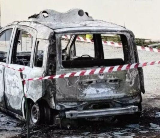 Auto polizia municipale distrutta da incendio – probabile azione dolosa