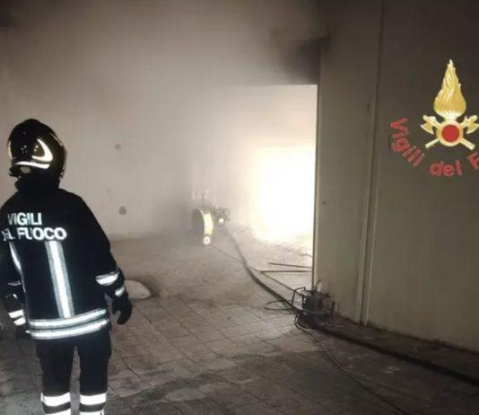 Incendio in un garage – evacuata palazzina