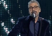 Brunori SAS conquista il pubblico dell’Ariston nella terza serata, standing ovation per il cantautore calabrese