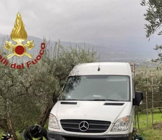 Calabria – si sgancia freno a mano: 41enne muore travolto da furgone