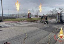 Autocisterna con 10mila litri di gpl si ribalta