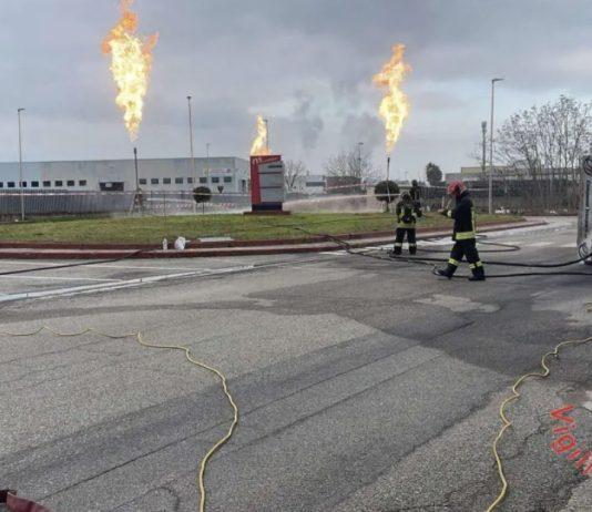 Autocisterna con 10mila litri di gpl si ribalta