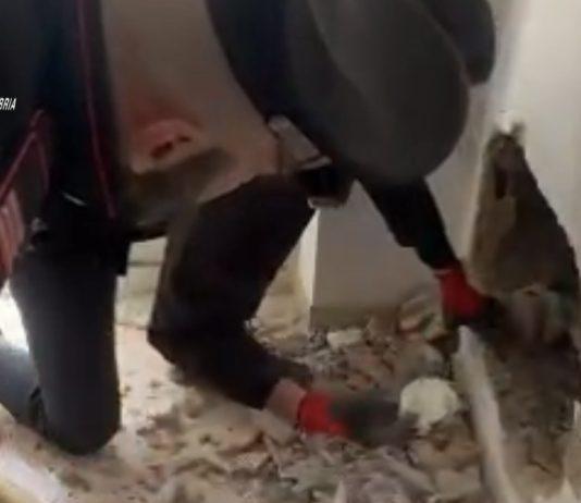 Reggio Calabria – Carabinieri scoprono cocaina nascosta dentro muro