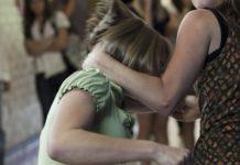 Storie di bullismo: 13enne attirata in trappola dalle compagne e picchiata. La scena ripresa con cellulari