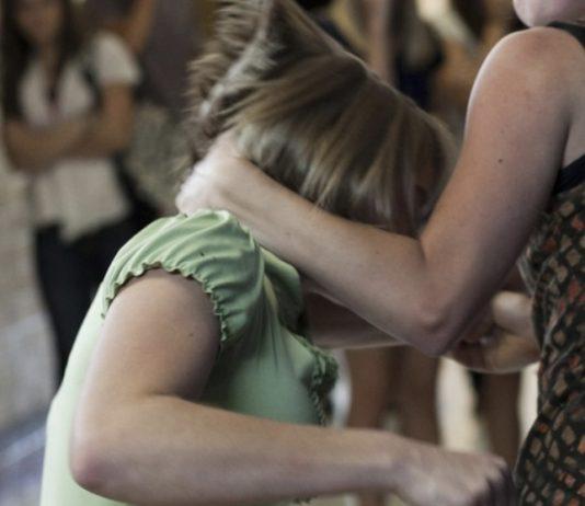 Storie di bullismo: 13enne attirata in trappola dalle compagne e picchiata. La scena ripresa con cellulari