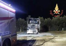 Incendio distrugge camion dei rifiuti – indagini in corso