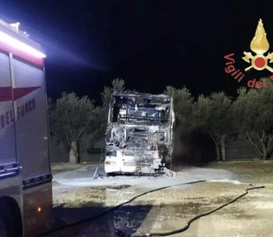Incendio distrugge camion dei rifiuti – indagini in corso