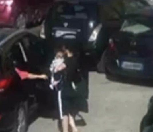 Spacciava droga con bambina in braccio: arrestata