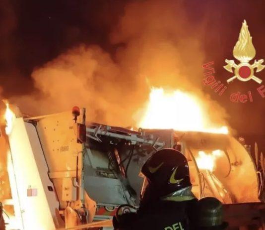 Incendio in parcheggio – distrutti 10 automezzi raccolta rifiuti