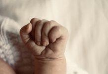 Bimbo di 9 mesi arrivato in ospedale con diverse fratture, operato d’urgenza:lotta tra la vita e la morte. Indagini in corso