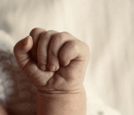 Neonata portata illegalmente in Italia in una busta per essere venduta – 4 arresti