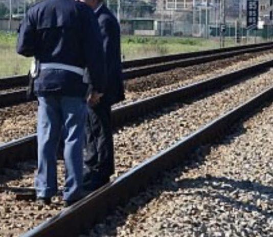 Sale sul tetto del treno: 19enne muore folgorato