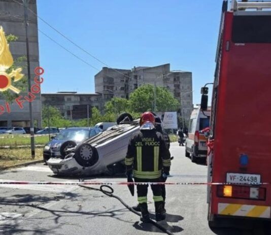 Perde controllo dell’auto e finisce contro un albero – ferito