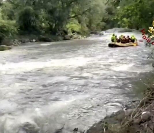 Cadavere di una donna trovato nel fiume Lao