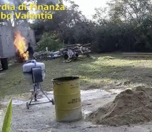 Tombe profanate e cadaveri bruciati. Condannati ex custode cimitero e figlio