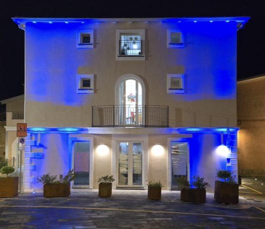 Santa Maria del Cedro illumina di blu Palazzo Galiano per la Giornata dell’Autismo