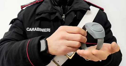 Maltrattamenti a figlio minore – braccialetto elettronico alla madre
