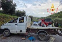 Perde controllo del mezzo – furgone impatta contro muro e si ribalta: tre feriti