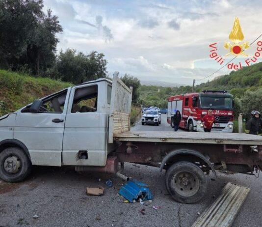Perde controllo del mezzo – furgone impatta contro muro e si ribalta: tre feriti