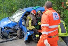 Scontro tra due auto: due persone gravemente ferite