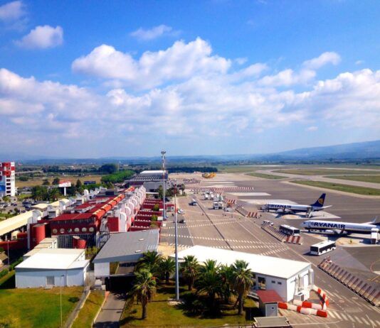Ha un malore in volo – atterraggio d’emergenza a Lamezia
