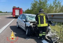 Incidente in autostrada – auto perde controllo e finisce su guardrail: ferita una donna