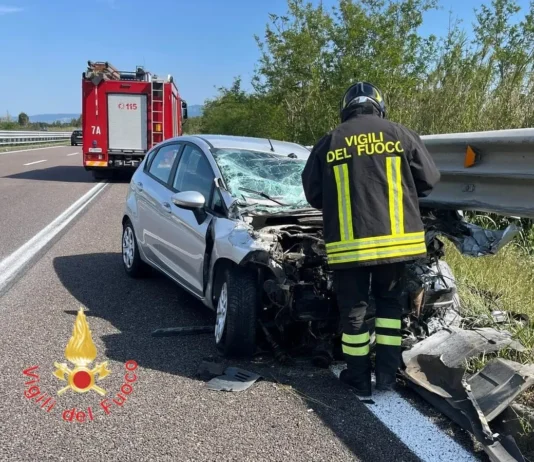 Incidente in autostrada – auto perde controllo e finisce su guardrail: ferita una donna