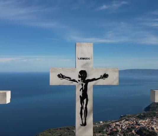 Murale sulle 3 croci di Sant’Elia, il sindaco Ranuccio: “Il monumento verrà ripristinato e tinteggiato di bianco”