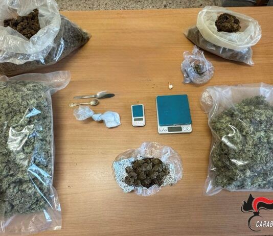 Sottoposto a obbligo di dimora trasforma casa in base confezionamento droga: arrestato