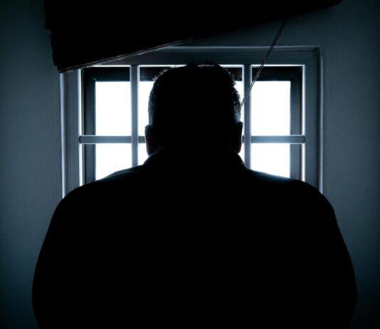 Aggressione in carcere in Calabria: poliziotto ferito da detenuto recidivo, sindacato denuncia gravi carenze Carcere cella istituto penitenziario