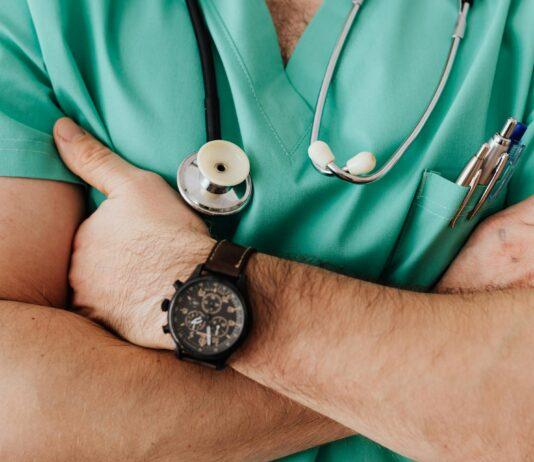 Calabria – Dirigente medico aggredisce infermiere Dottore Medico Sanità