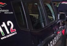 Tenta di disfarsi della droga alla vista dei carabinieri: arrestato 18enne