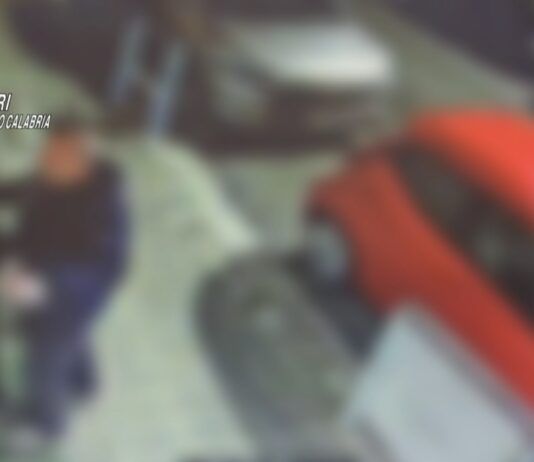 Reggio Calabria – aggredisce in strada la compagna colpendola con calci in testa: braccialetto elettronico per l’uomo