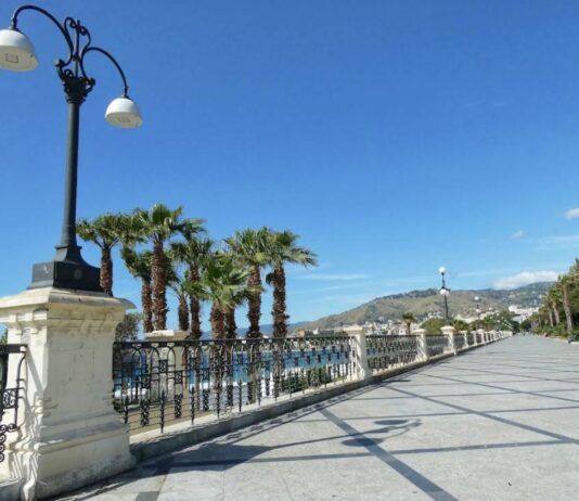 Uomo accoltellato sul lungomare di Reggio