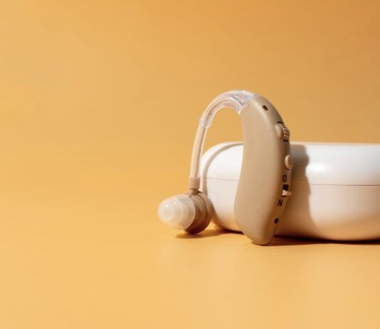 Apparecchi Acustici di Ultima Generazione: Un Mondo di Suoni Nitidi e Connessioni Intelligenti nel Mercato Italiano