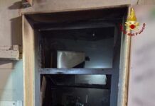 Due incendi a due negozi nella notte – indagini in corso