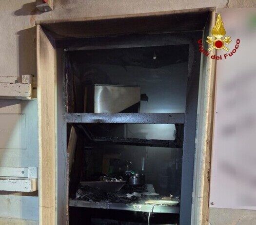 Due incendi a due negozi nella notte – indagini in corso