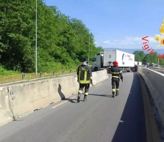 Scontro tra minibus e tir: sei feriti