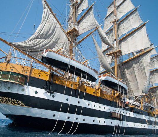 La Amerigo Vespucci arrivata a Reggio Calabria Nave Amerigo Vespucci