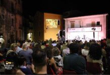 A Cerisano la musica diventa racconto, fragore di applausi per l’omaggio a Pino Daniele