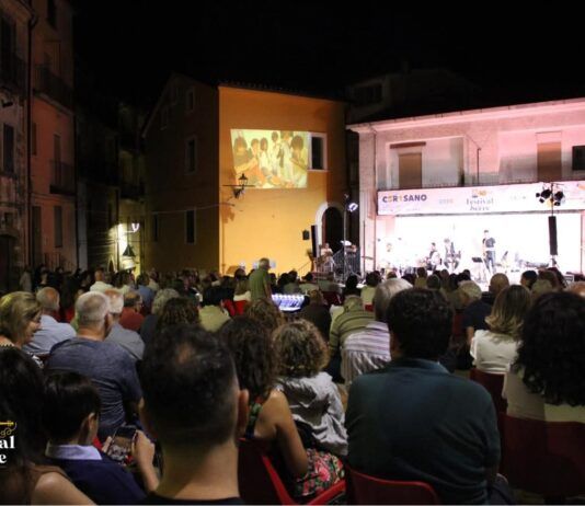 A Cerisano la musica diventa racconto, fragore di applausi per l’omaggio a Pino Daniele